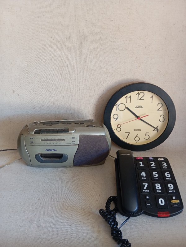 Radio, teléfono y reloj de pared en buen estado - imagen 1