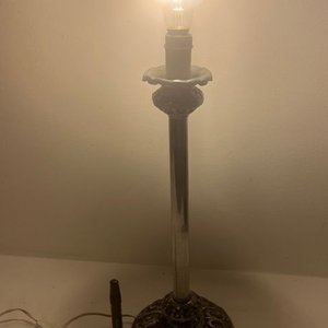 Lámpara de Sobremesa Antigua de Peltre Repujado - imagen 8