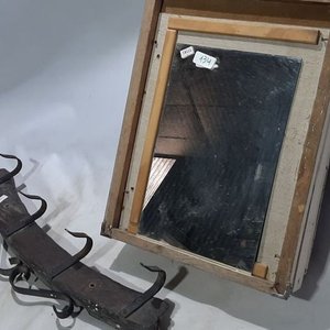 Lote siguiente: Botiquín Blanco Rústico con Perchero de Madera y Metal