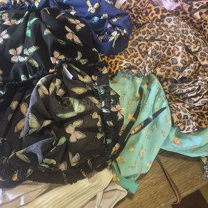 Lote de Ropa Variada: Camiseta Adidas, Camiseta de Fútbol y Prendas con Estampados - imagen 4