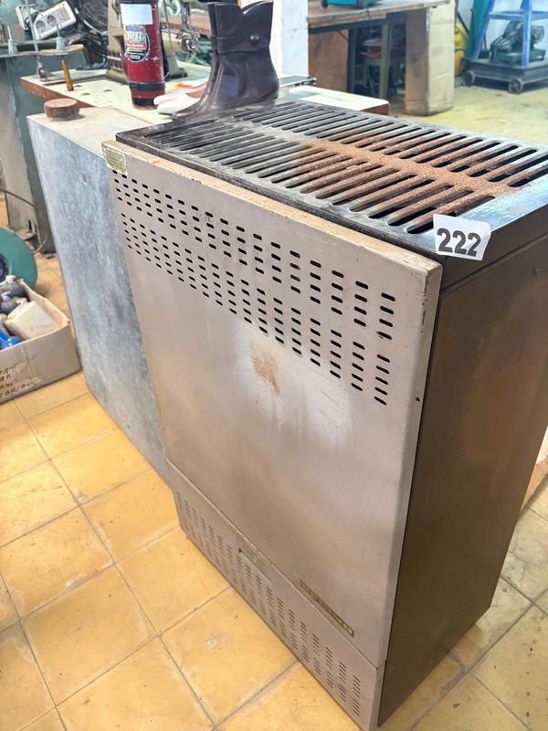 Antiguo Calefactor a Queroseno con Depósito de Combustible
