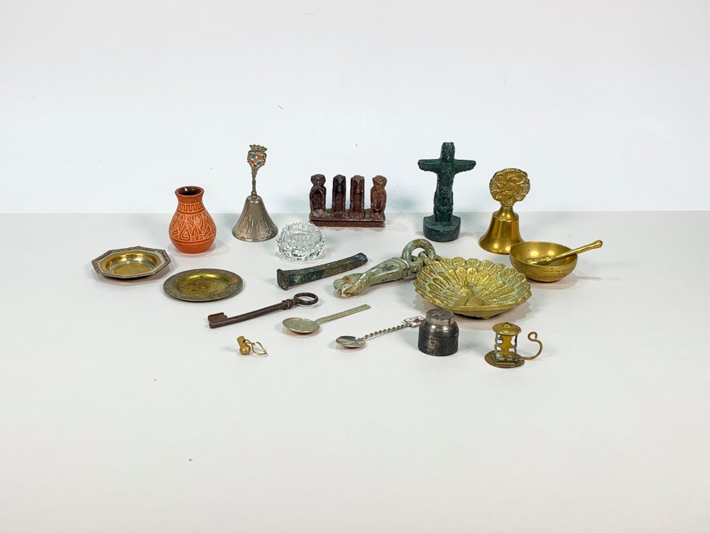 Lote siguiente: Colección de objetos antiguos y decorativos