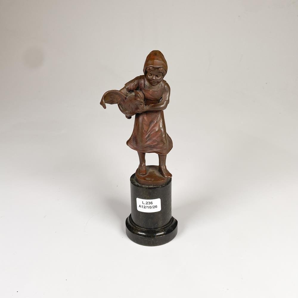 Figura en Bronce: Dama con Gallo sobre Base de Mármol Firmada