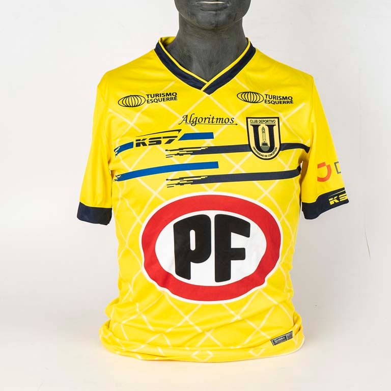 Lote siguiente: Camiseta de Universidad de Concepción de Chile de utilería marca KS7 N°15 de Gonzallo Bueno