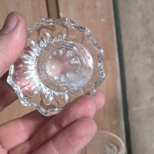 Botellón para Whisky en Cristal Tallado y Licorera de Vidrio con Repujes Metálicos - imagen 4