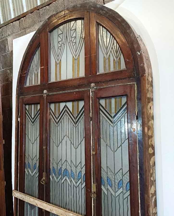 Ventana antigua con vitrales y marco en cedro - imagen 4