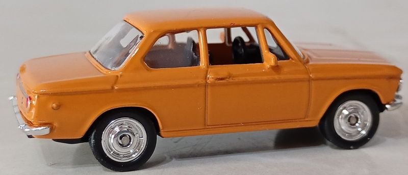 Juguete a escala de un BMW 2002ti - imagen 3