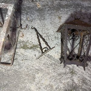 Dos Faroles de Hierro con Canasto y Soporte - imagen 3
