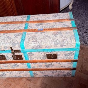 Antiguo Baúl Tapizado con Estampado Floral y Detalles en Madera - imagen 6