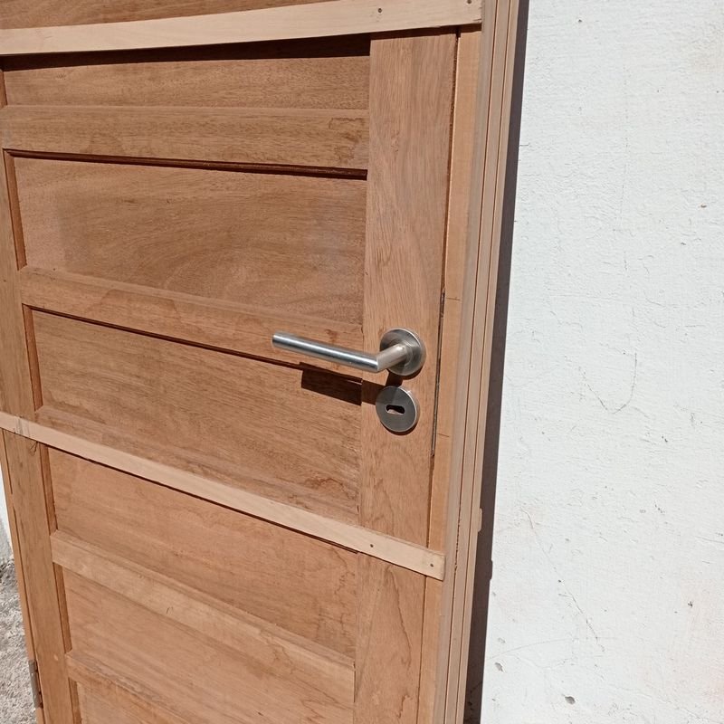 Puerta exterior de madera con cerradura y llaves - imagen 5