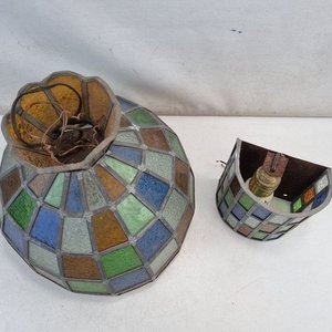 L 401 - 2 Piezas - Par de artefactos de iluminacion estilo Tiffany, una lampara colgante y un aplique, con coloridos vitrales en diseño geometrico (Con signos de uso) - imagen 3