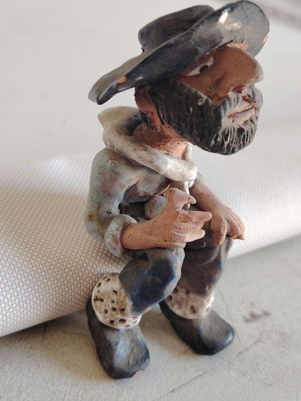 Gaucho sentado decorativo de cerámica pintada a mano - imagen 5