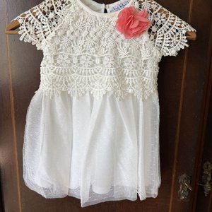 Lote siguiente: Vestido Blanco Niña Nicole Miller Talla 24M con Encaje y Flor Coral