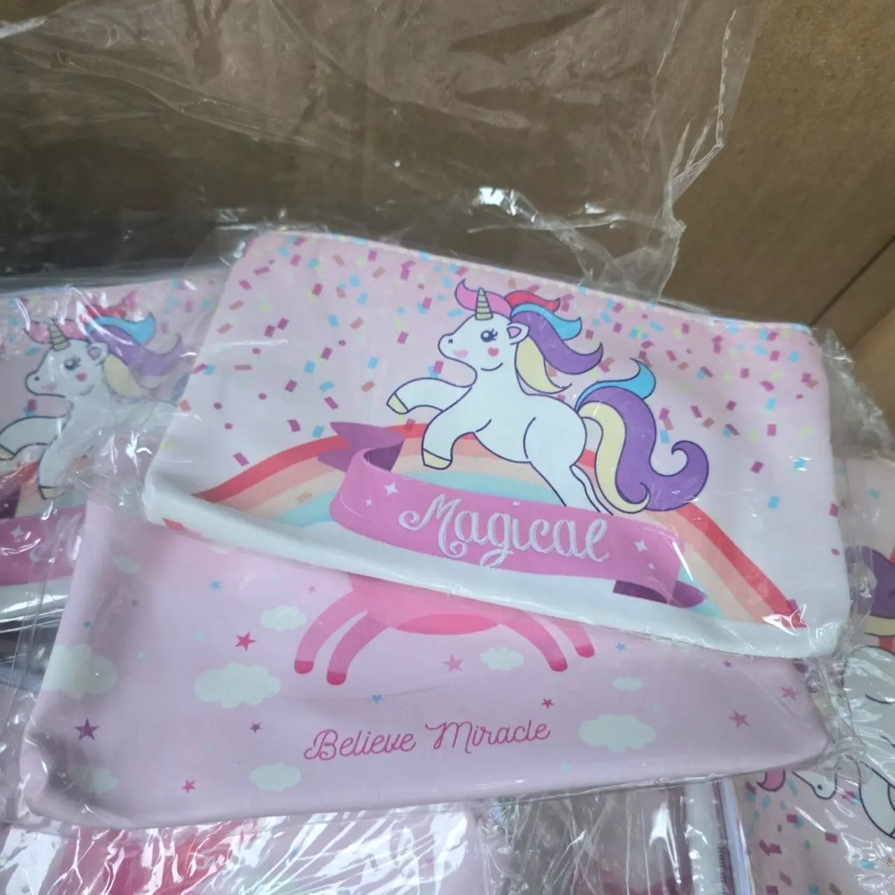 Caja con cartucheras unicornio
