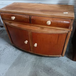 Mueble bajo de madera con ruedas y puertas curvas - imagen 1