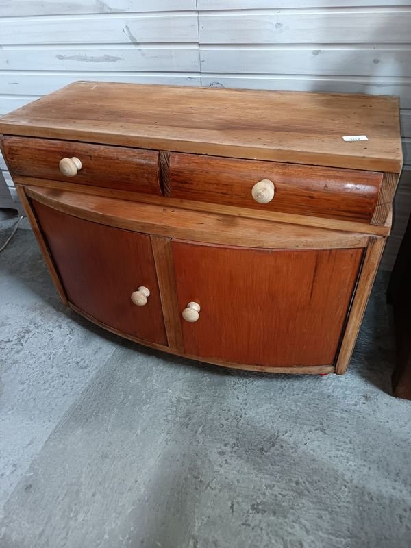 Mueble bajo de madera con ruedas y puertas curvas