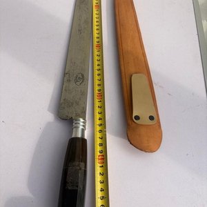 Cuchillo de Hoja Metálica con Mango Oscuro y Vaina de Cuero - imagen 2