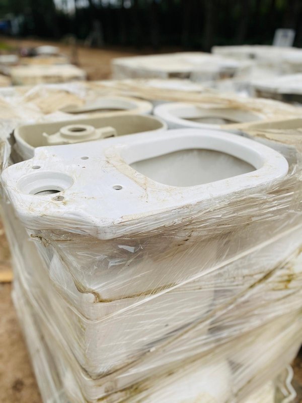 Lote de 24 Unidades de Inodoros Sanitarios Blancos