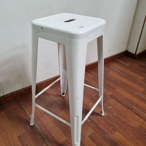 Banqueta Alta Blanca Metálica con Orificio en Asiento - imagen 3