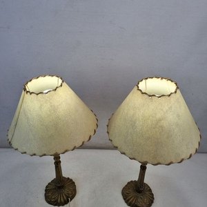 Par de Lámparas de Mesa Vintage en Metal Fundido con Pantallas Cónicas - imagen 3
