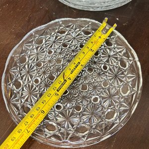 Conjunto de 6 Platos Antiguos de Vidrio Transparente con Diseño Geométrico - imagen 4