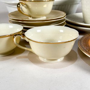 Lote de Tazas, Fuentes y Platitos de Porcelana y Cerámica - imagen 2