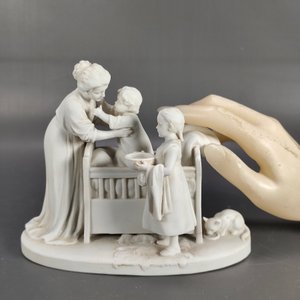 Grupo en Porcelana Biscuit Sellado: Madre con Niños y Gato - imagen 3