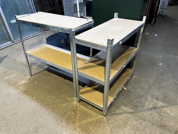 Dos Estanterías Metálicas con Estantes de Madera
