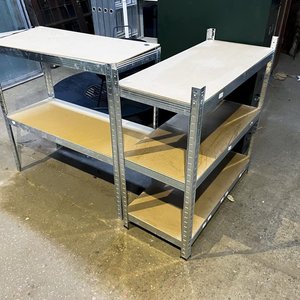 Lote anterior: Dos Estanterías Metálicas con Estantes de Madera