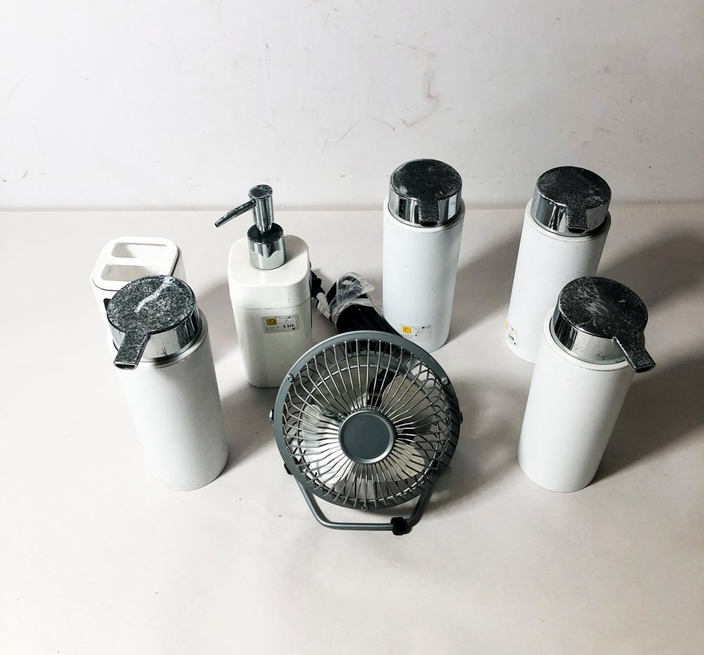 Ventilador Portátil y Seis Accesorios para Baño Blancos
