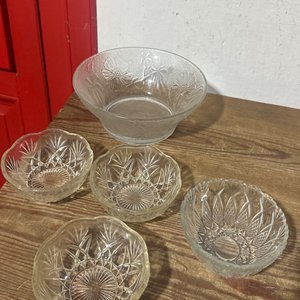 Lote siguiente: Juego de 4 Compoteras y 1 Fuente de Vidrio Tallado