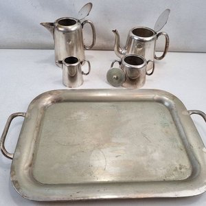 L 001 - Set De 5 Piezas - Atractivo juego de té y café de época en metal plateado "Made in England" con bandeja haciendo juego, ideal para coleccionistas o mesa distinguida - imagen 4