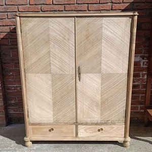 Lote siguiente: Aparador Estilo Inglés Enchapado en Raíz con Puertas y Cajones