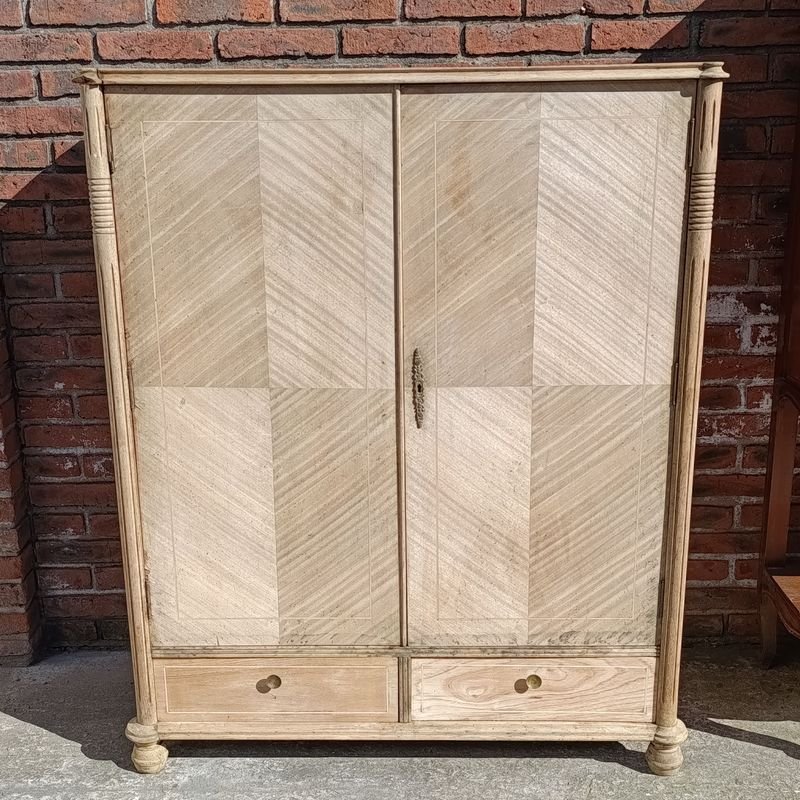 Aparador Estilo Inglés Enchapado en Raíz con Puertas y Cajones