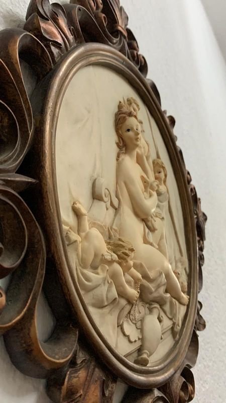 Antiguo cuadro de madera y mármol con escultura - imagen 3