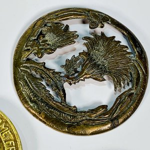 Lote de 5 Piezas de Bronce: Virola Calada y Medallas con Escudo - imagen 3