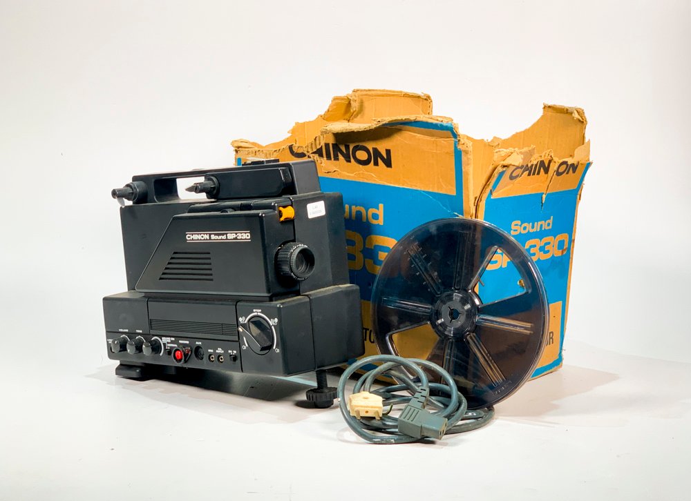 Lote siguiente: Proyector de 8 mm Chinon SP330 con carrete y cable