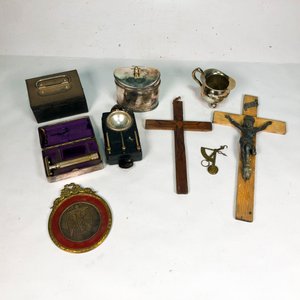 Lote de Adornos Religiosos y Objetos Vintage: Cruz, Caja Alhajera, Jarrita y Más - imagen 2