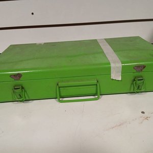 Valija metálica verde con herramientas: cuchara de albañil, soplete y rollo pasacables - imagen 3