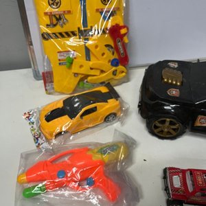 Lote de Juguetes Varios: Camionetas, Muñecas y Accesorios - imagen 9