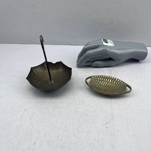 Despojador de bronce con forma de paraguas y cenicero ovalado - imagen 2