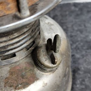 Farol de Petróleo Antiguo Grande con Detalles de Óxido - imagen 2