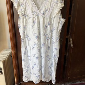 Lote de 3 Prendas: Camisón Estampado, Camisón Satinado Crudo y Blusa de Encaje Blanca - imagen 13