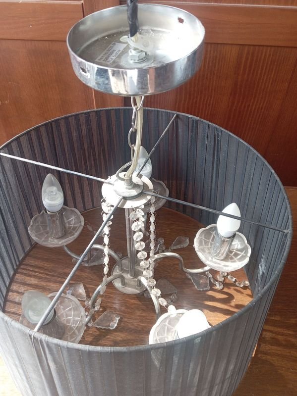 Candelabro de techo con diseño de piedritas y lamparillas