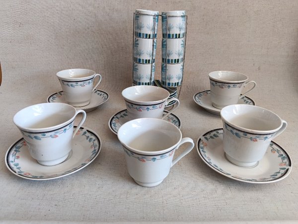 Lote de tazas y accesorios de porcelana - imagen 4