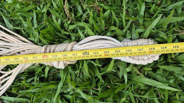 Hamaca Paraguaya De Tela Reforzada a Rayas Blancas y Bordó con Extremos De Tejido Decorativo a Crochet y Sogas Blancas - imagen 3