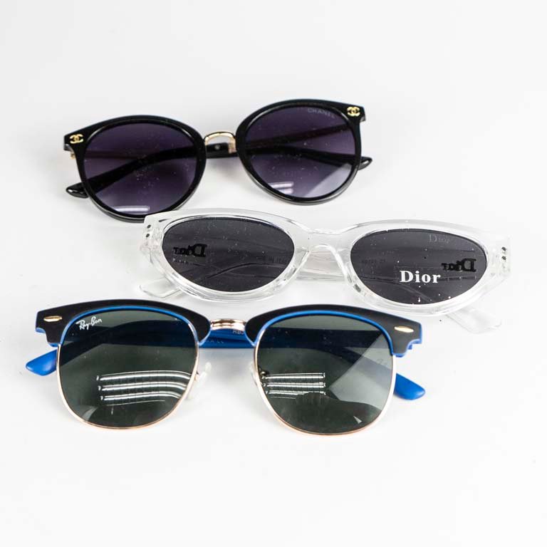 Lote siguiente: Lentes de sol imitación a tres pares