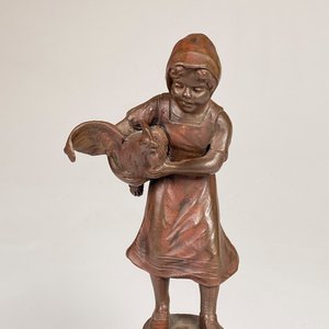 Figura en Bronce: Dama con Gallo sobre Base de Mármol Firmada - imagen 3