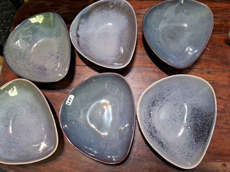 Platos hondos triangulares de cerámica - imagen 2