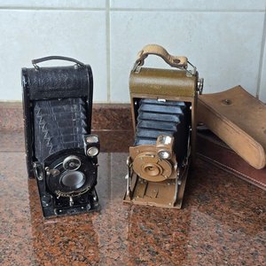 Lote anterior: 2 Antiguas Cámaras de Fuelle Plegable Kodak y Foth con Estuches